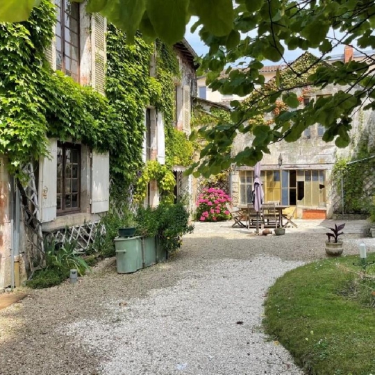  AGENCE TIC RUFFEC : Maison / Villa | CIVRAY (86400) | 310 m2 | 249 950 € 