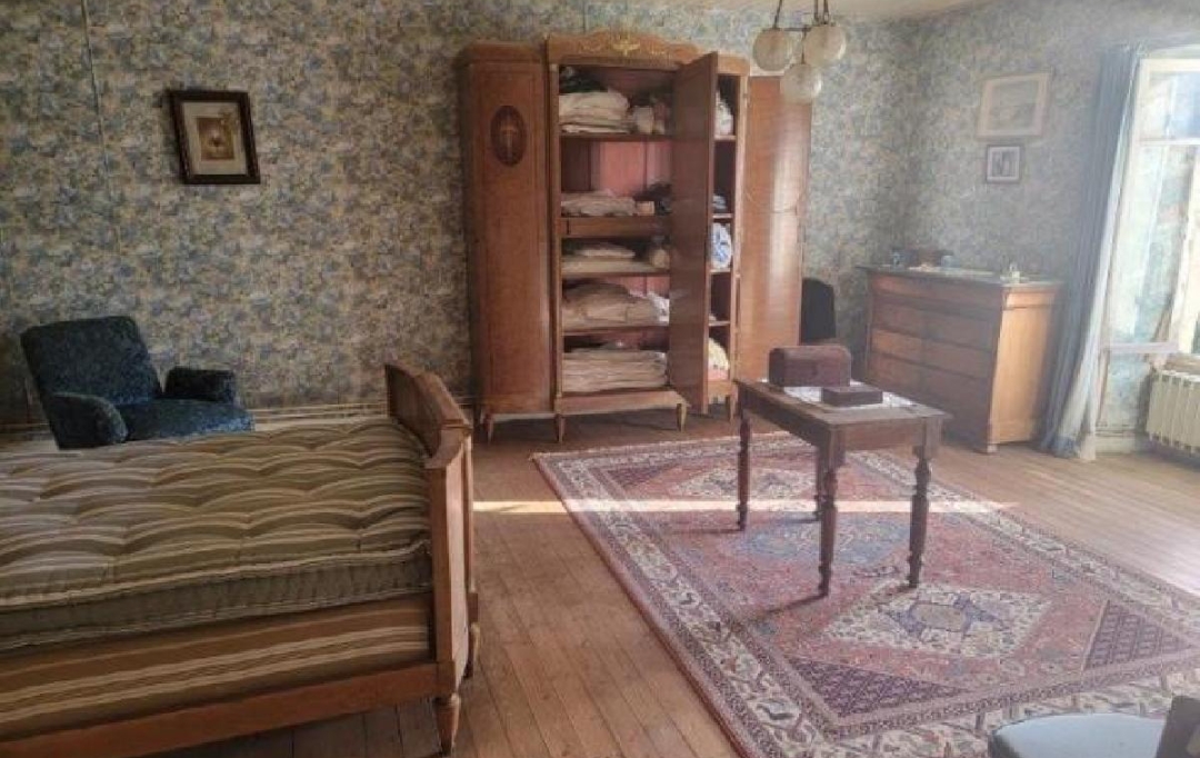 AGENCE TIC RUFFEC : House | RUFFEC (16700) | 208 m2 | 85 000 € 