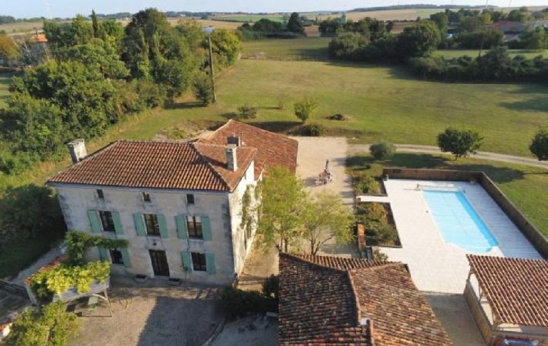 AGENCE TIC RUFFEC : House | RUFFEC (16700) | 297 m2 | 460 000 € 
