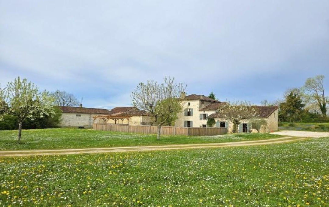 AGENCE TIC RUFFEC : House | RUFFEC (16700) | 297 m2 | 460 000 € 