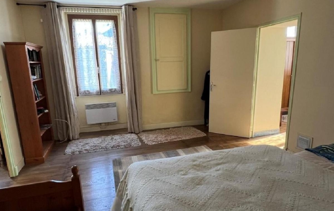 AGENCE TIC RUFFEC : House | CIVRAY (86400) | 172 m2 | 149 950 € 