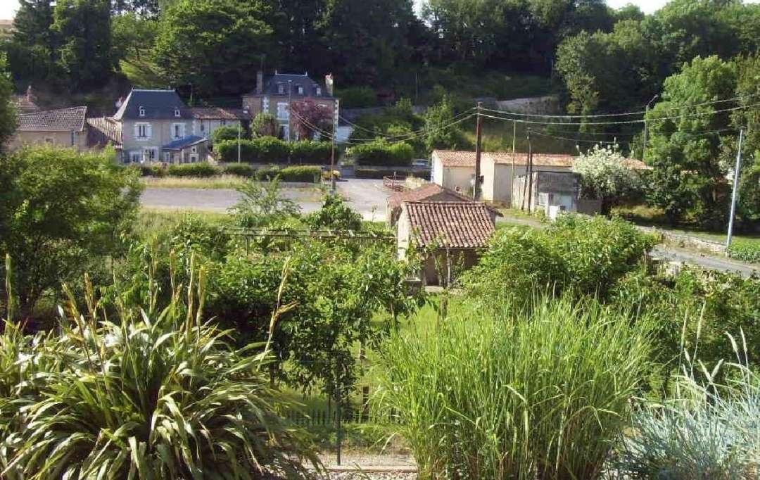 AGENCE TIC RUFFEC : Maison / Villa | CHARROUX (86250) | 129 m2 | 186 170 € 
