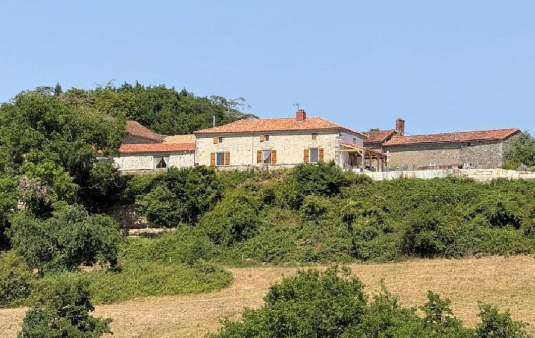 AGENCE TIC RUFFEC : Maison / Villa | CHARROUX (86250) | 231 m2 | 399 950 &euro; 