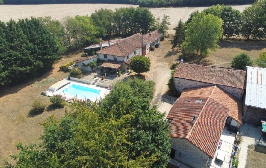 AGENCE TIC RUFFEC : Maison / Villa | CHARROUX (86250) | 307 m2 | 421 000 &euro; 