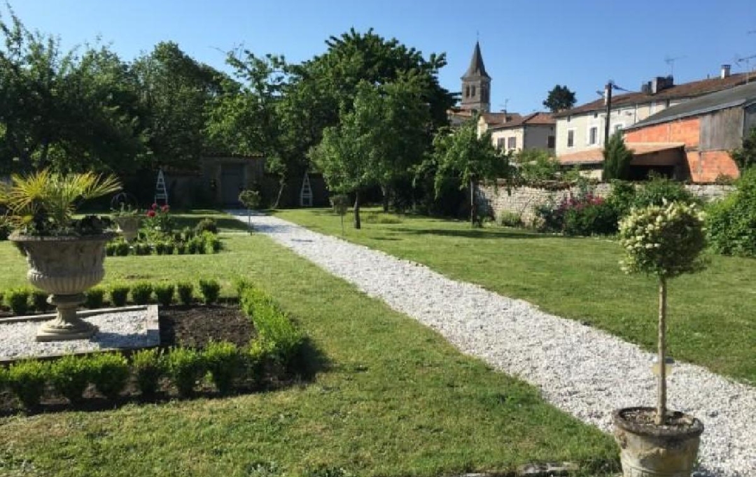 AGENCE TIC RUFFEC : Maison / Villa | CHAMPAGNE-MOUTON (16350) | 320 m2 | 347 360 &euro; 
