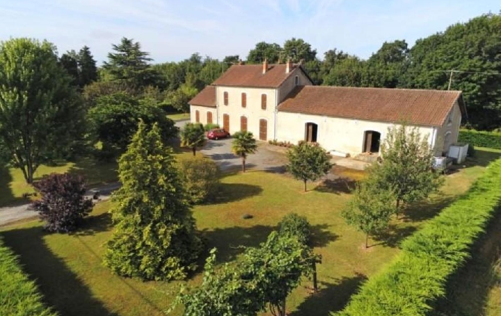 Maison VERTEUIL-SUR-CHARENTE 220 m2 297 800 € Maison VERTEUIL-SUR-CHARENTE 220 m2 297 800 €