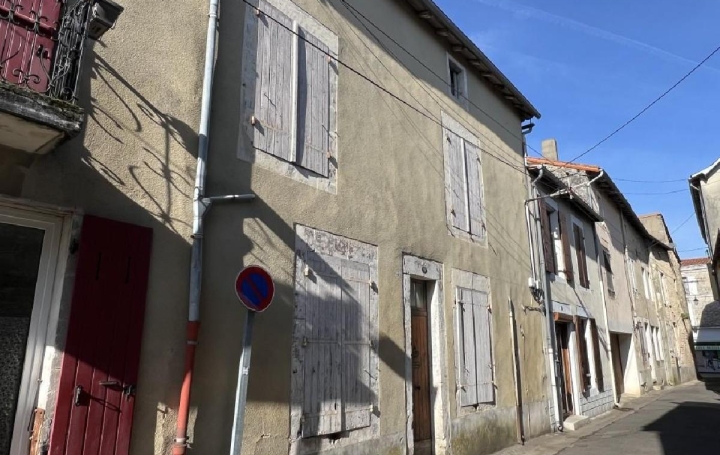 Maison RUFFEC 136 m2 22 500 € Maison RUFFEC 136 m2 22 500 €