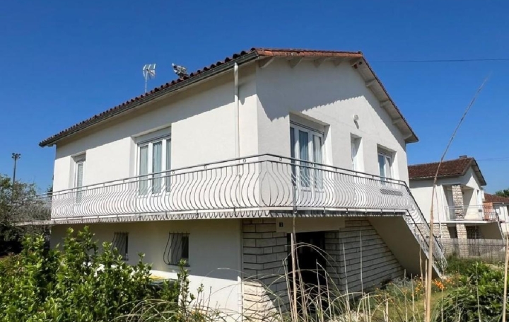 Maison   RUFFEC  131 m2 154 255 € 