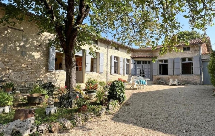 Maison RUFFEC 162 m2 170 200 € Maison RUFFEC 162 m2 170 200 €