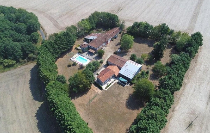 Maison   CHARROUX  307 m2 421 000 € 
